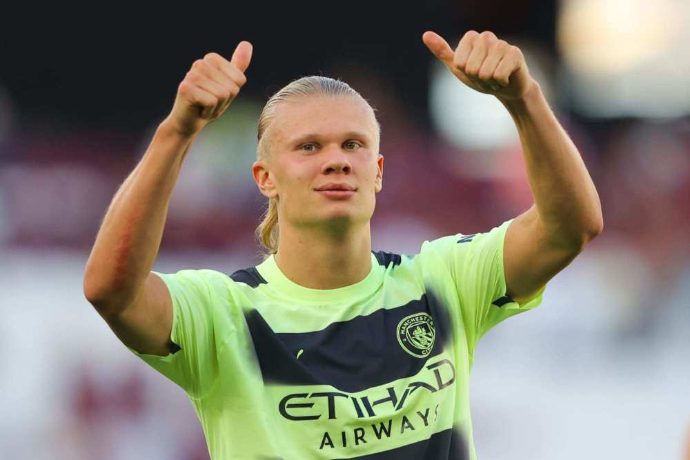 欧冠半场：里奥斯乱战破门，本菲卡暂1-0那不勒斯（欧冠半场战报：里奥斯混战中破门，本菲卡暂以1-0领先那不勒斯）