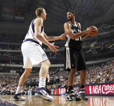 看台嘘声不断（看台嘘声此起彼伏）