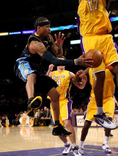 巴萨小将亚马尔父亲在贝蒂斯球迷区庆祝被带离（巴萨新星亚马尔之父在贝蒂斯球迷区庆祝后被带离）