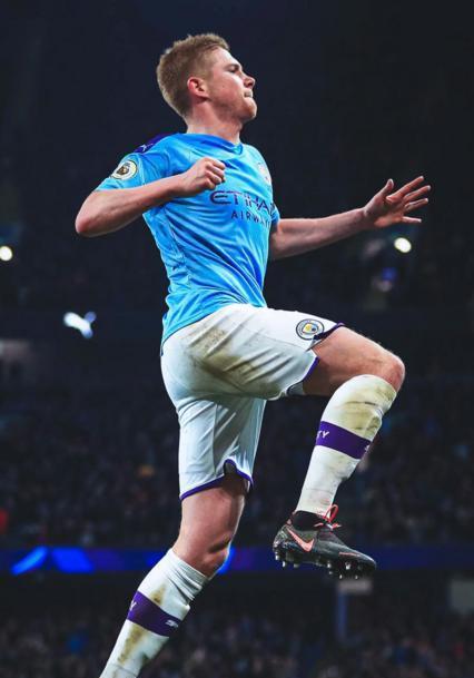 开小会？巴媒：安帅今日训练开始前和维尼修斯交谈了3分钟（巴媒：安切洛蒂今日训练前与维尼修斯交流三分钟）