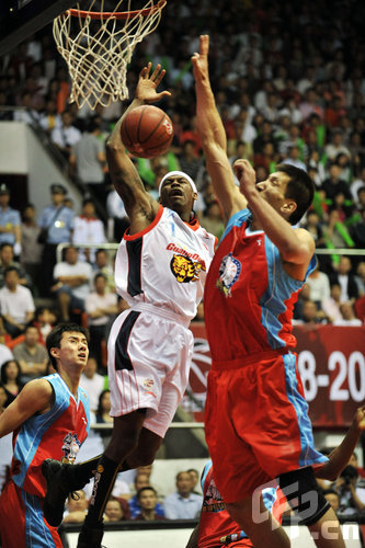 西甲报告：毕尔巴鄂竞技部分球迷多次辱骂维尼修斯和阿森西奥（西甲通报：毕尔巴鄂竞技部分球迷屡次辱骂维尼修斯与阿森西奥）