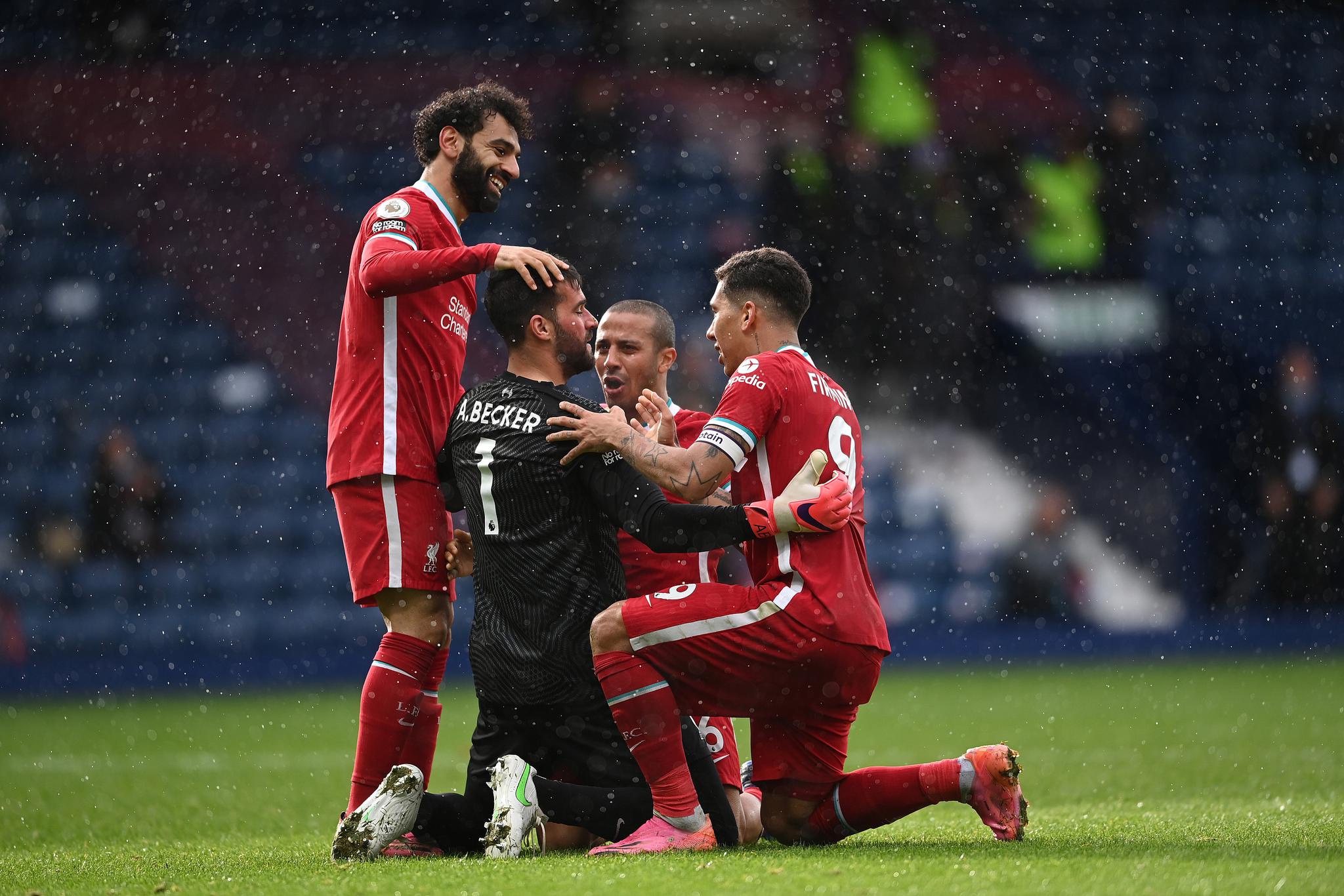 多队争抢顶级射手场面激烈（多队竞逐顶级射手 竞争白热化）