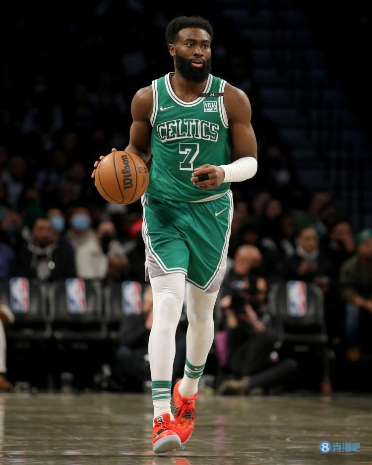 巴萨球员最新身价：亚马尔2亿欧元居首，莱万仅剩900万（巴萨球员身价更新：亚马尔2亿欧领跑，莱万仅剩900万）