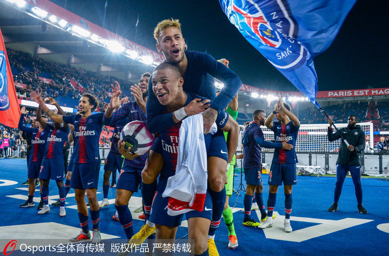 扎戈：托蒂睡觉打呼噜还说梦话；吐西蒙尼口水是因他故意挑衅（扎戈称：托蒂睡觉会打鼾还爱说梦话；向西蒙尼吐口水因对方刻意挑衅）