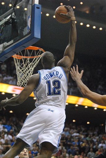 C罗中场休息时对裁判表达不满，讽刺道：你吹得太好了（半场哨响后C罗不满判罚，当面挖苦裁判：你吹得真棒）