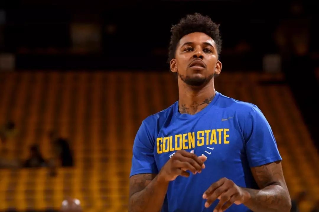 浙BA赛场热血对决场外市集逛吃两不误（浙BA激战正酣，场外市集逛吃不停）