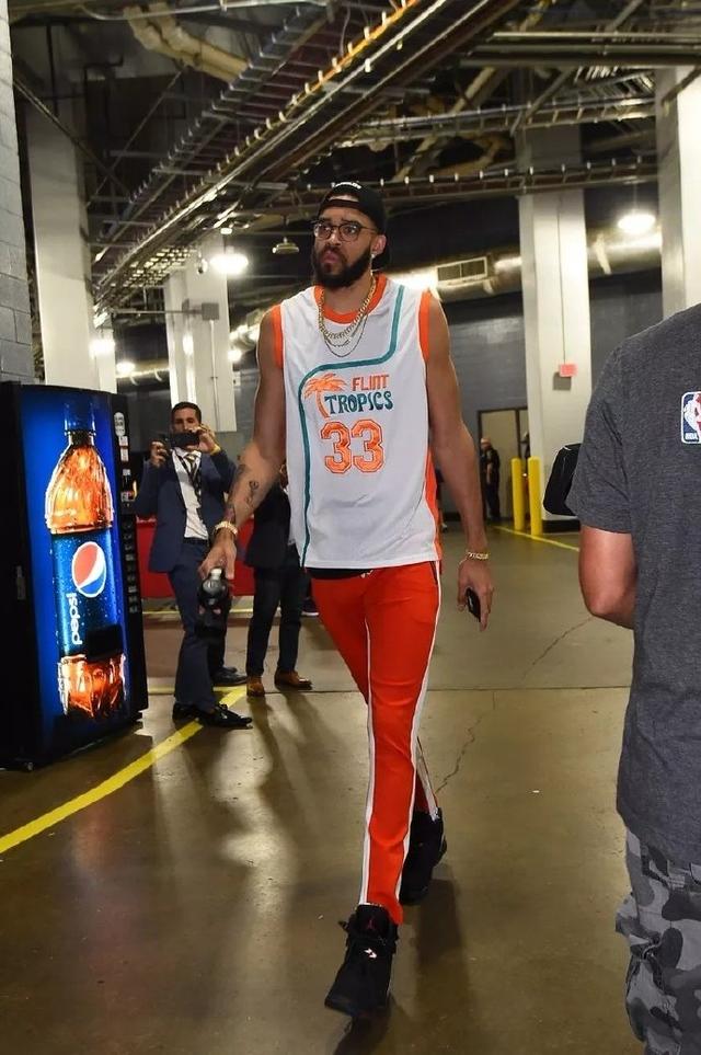 英超焦点战：阿森纳主场迎战切尔西,（英超重磅对决：阿森纳坐镇主场迎战切尔西）