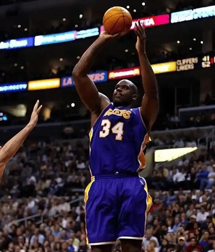 布斯克茨与阿尔巴现身迈阿密网球表演赛，为同胞阿卡助阵（布斯克茨、阿尔巴亮相迈阿密网球表演赛，为同胞阿卡助威）